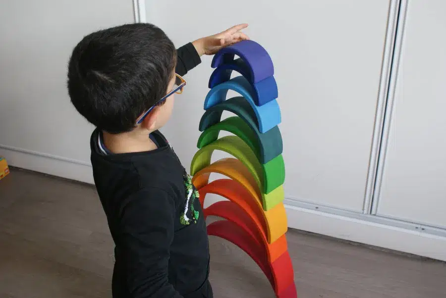 cadeau-enfant-arc-en-ciel-de-construction-mamontessoribox