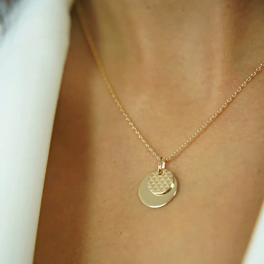 idee-cadeau-femme-collier-personnalise-medaille-gravee-moments-precieux