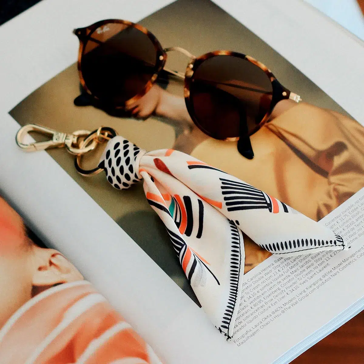 idee-cadeau-femme-porte-cles-foulard-les-raffineurs