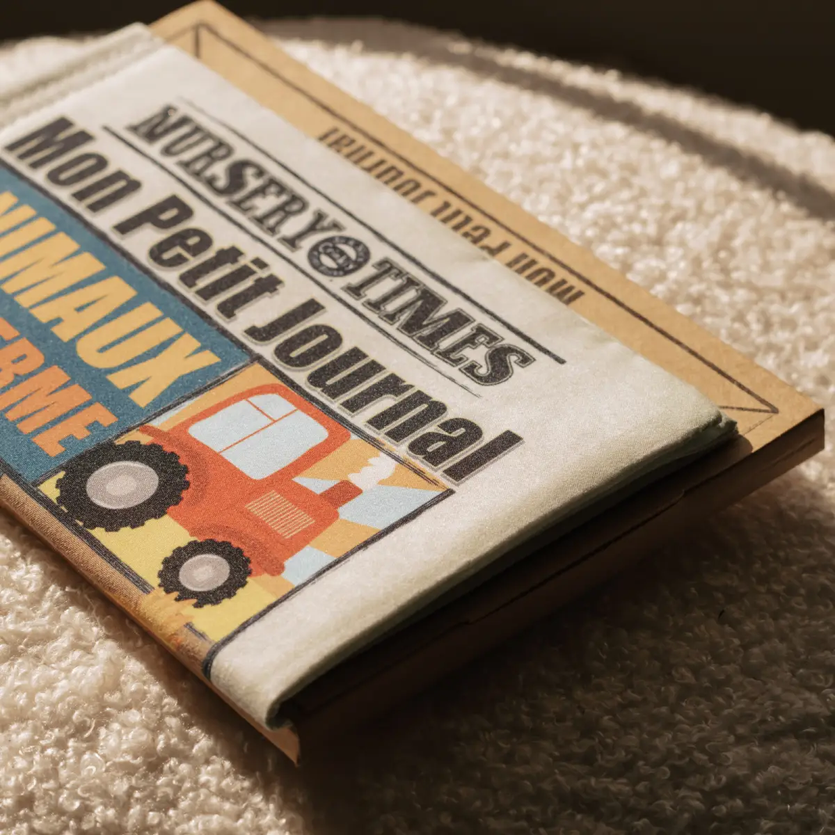 Cadeau-bebe-6-mois-Happy-nounette-Livre-bebe-tissus-journal-animaux-ferme-poppik