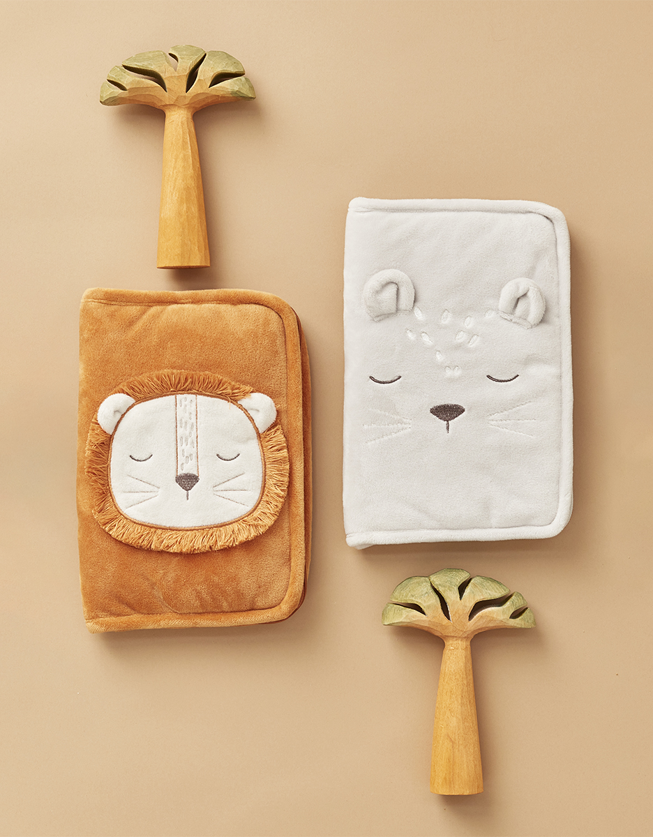 Cadeau-bebe-6-mois-Noukies-Protege-Carnet