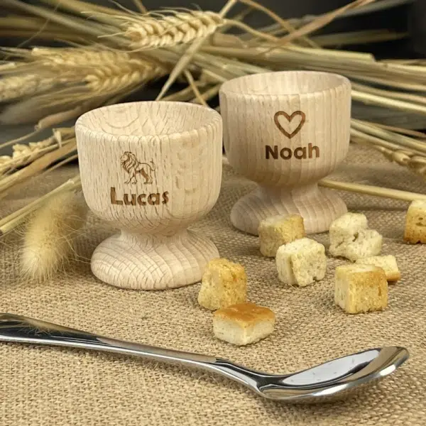 Cadeau-moins-de-10-euros-Amikado-Coquetiers-en-bois-graveseprenom