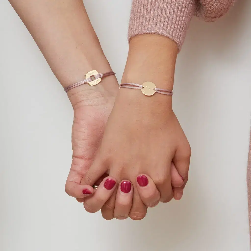 cacadeau-bijoux-bracelet-cordon-enfant-avec-medaille-moments -precieux