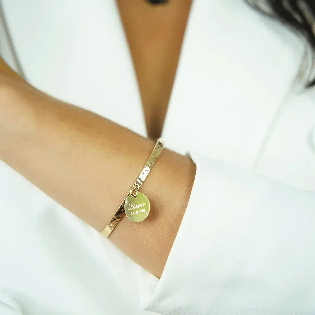 cadeau-bijoux-bracelet-plaque-or-jonc-martele-et-medaille-moments-precieux