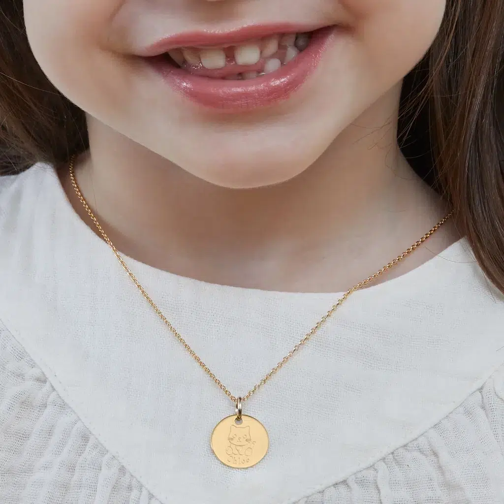 cadeau-bijoux-collier-enfant-medaille-dessin-chat-en-plaque-or-moment-precieux