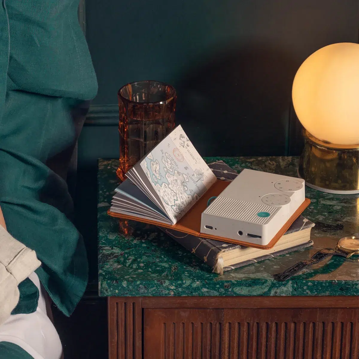 cadeau-anniversaire-femme-40-ans-les-raffineurs-livre-audio-pour-sendormir-sans-fil-hoombook