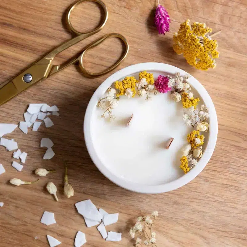 Idees-cadeaux-fete-des-meres-en-maternelle-kit-diy-bougie-fleurie-flowrette