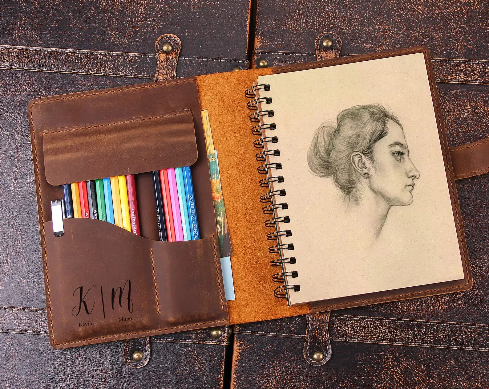 Offrir un cadeau à une femme célibataire : stop aux clichés ! Astuces et conseils Cadeau femme célibataire Cadeau femme celibataire Etsy Carnet croquis