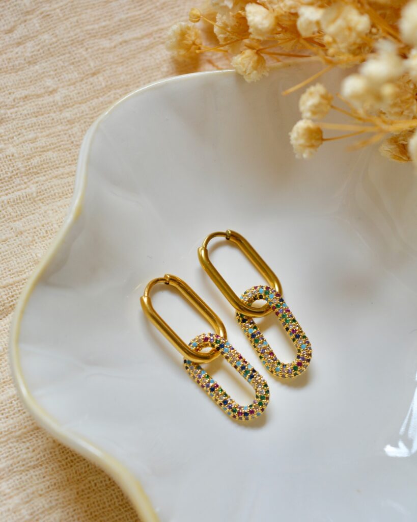 Offrir un cadeau à une femme célibataire : stop aux clichés ! Astuces et conseils Cadeau femme célibataire Cadeau femme celibataire Lorella Bijou