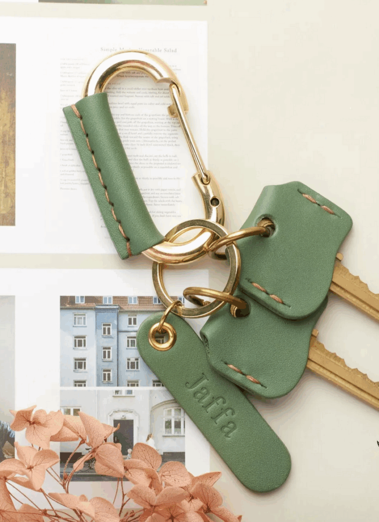 Offrir de la maroquinerie : guide pour éviter le cadeau "corporate" Astuces et conseils Cadeau maroquinerie Cadeau maroquinerie Etsy porte cle