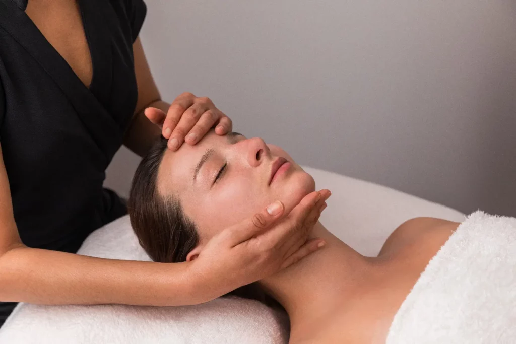 Quel Cadeau Offrir À Une Femme Qui A Déjà Tout ? Nos Idées Vraiment Différentes Femme Qui A Déjà Tout Quel cadeau offrir à une femme qui a déjà tout ? Nos idées VRAIMENT différentes Astuces et conseils Femme qui a déjà tout Cadeau femme qui a deja tout Sezame Massage