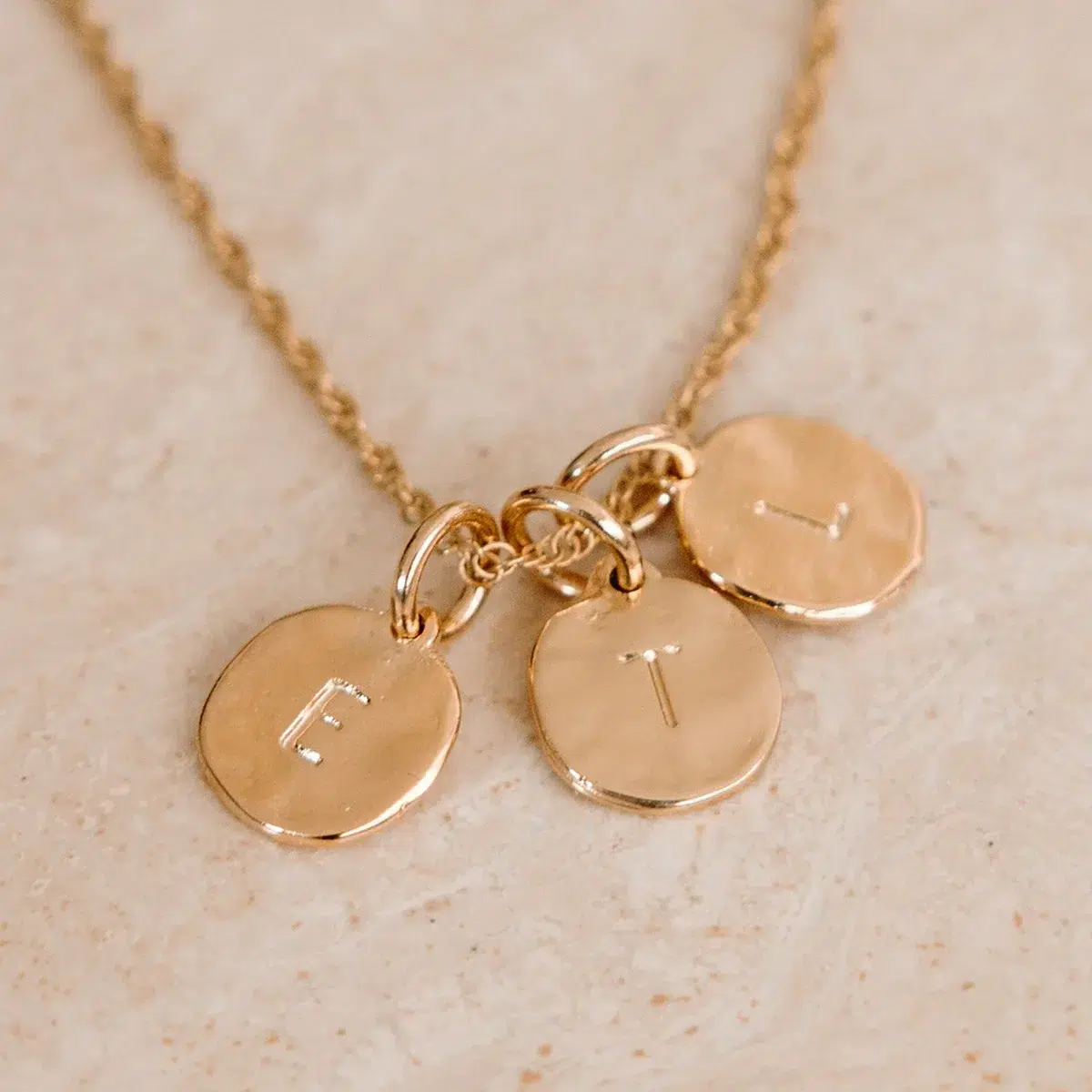 cadeau-anniversaire-femme-45-ans-les-raffineurs-medaillons-initiales