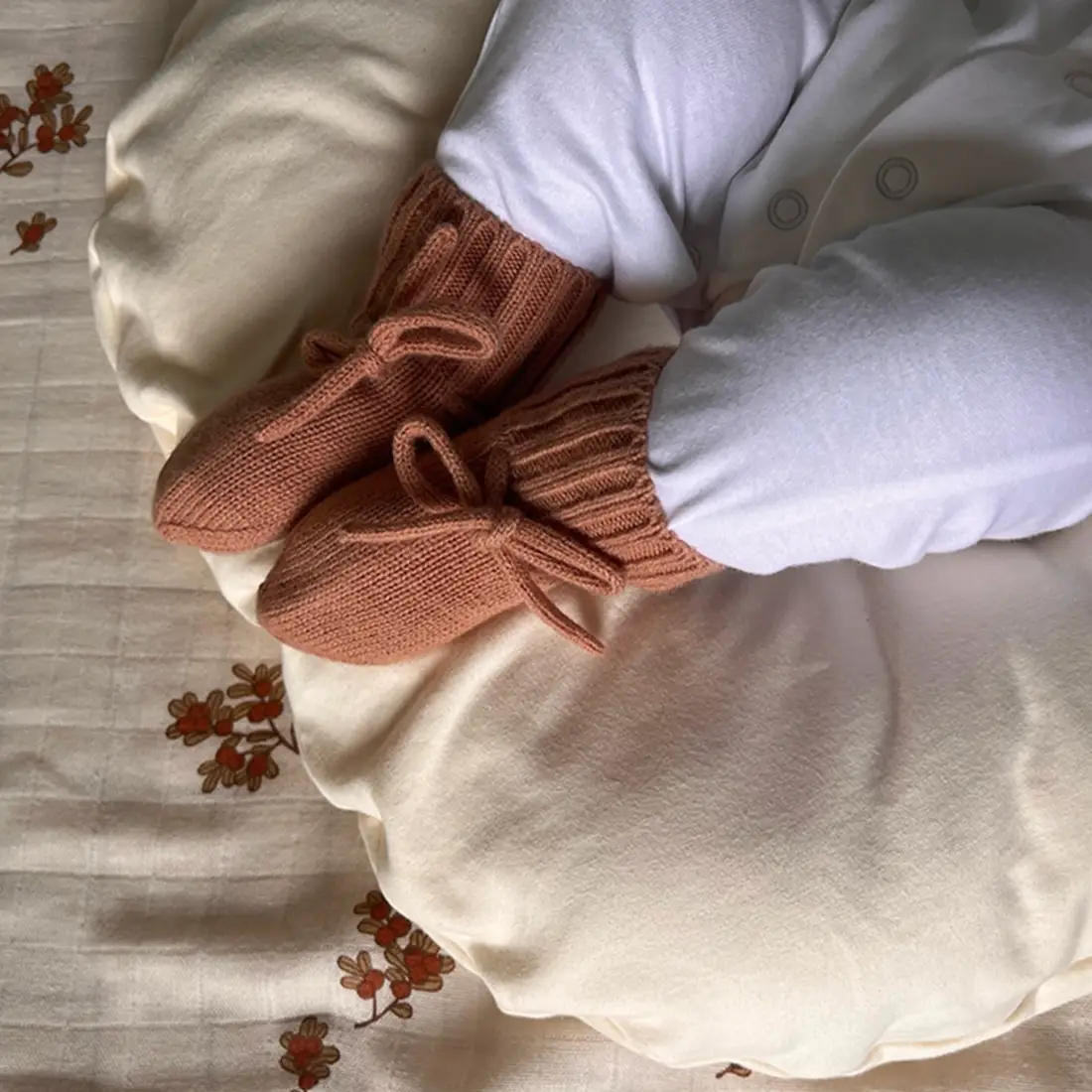 Cadeau-Noel-Bebe-Happy-nounette-Chaussons-laine