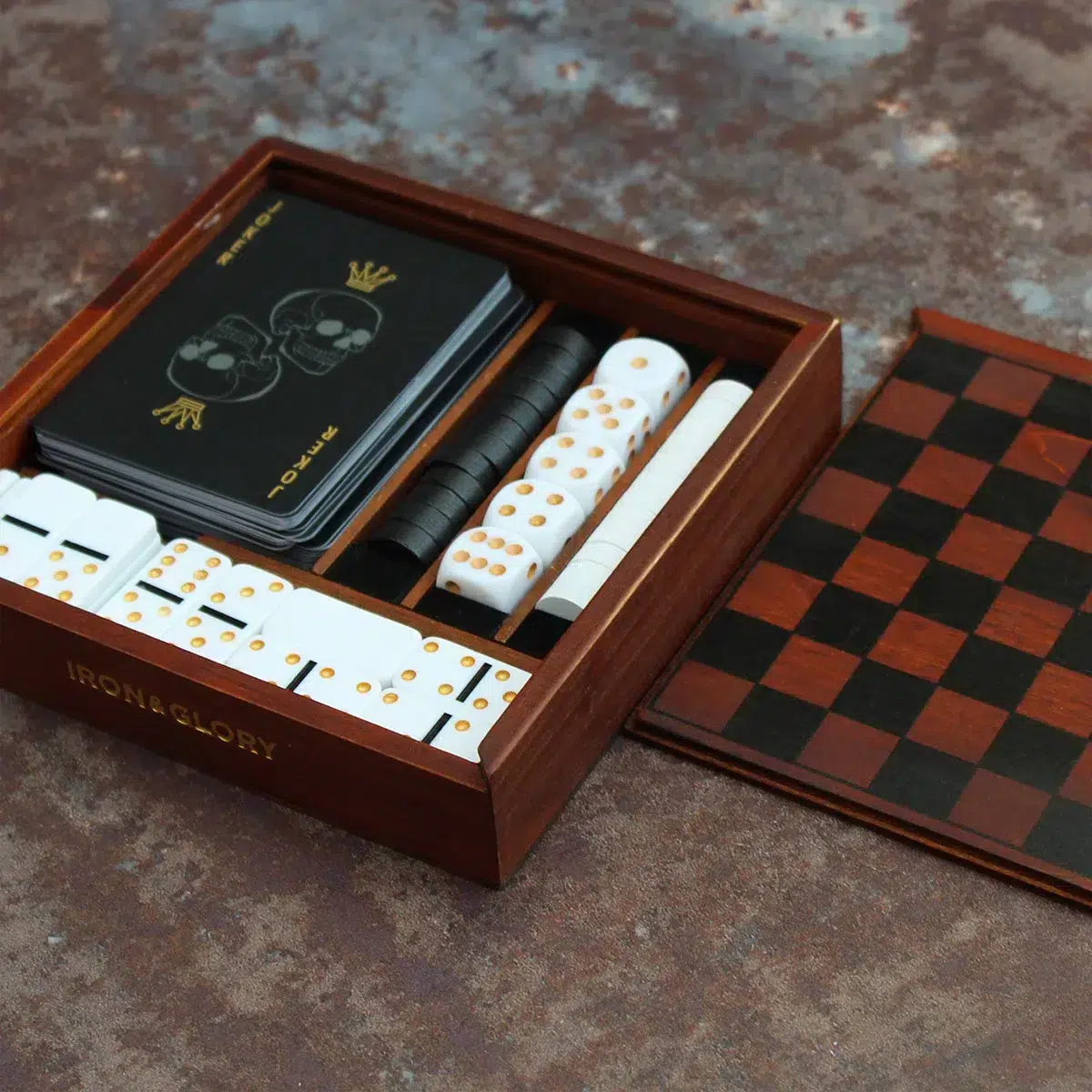 Cadeau-couple-1-an-Les-Raffineurs-Coffret-multi-jeux-bois-1