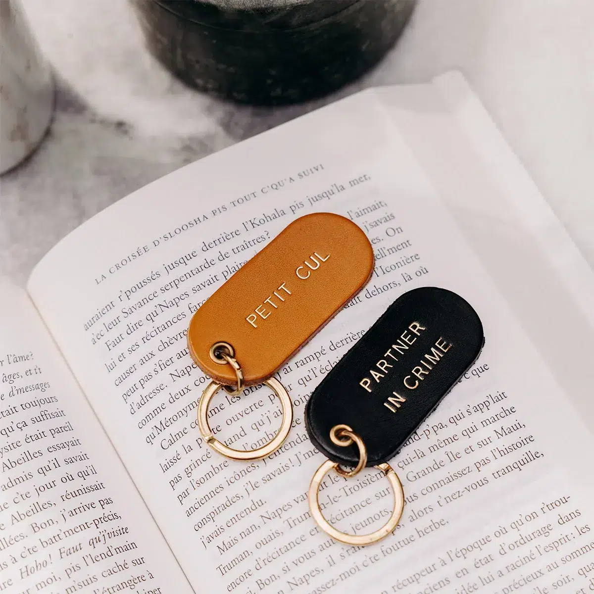 Cadeau-couple-2-mois-Les-Raffineurs-Porte-cle-a-message-en-cuir